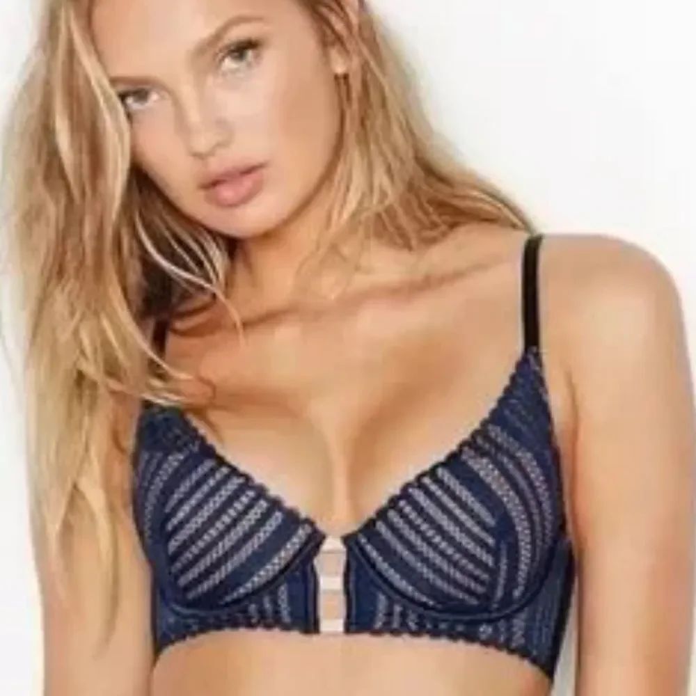 VS luxe lingerie lightly lined plunge Bra Size navy
Victoria's secret 38DDD